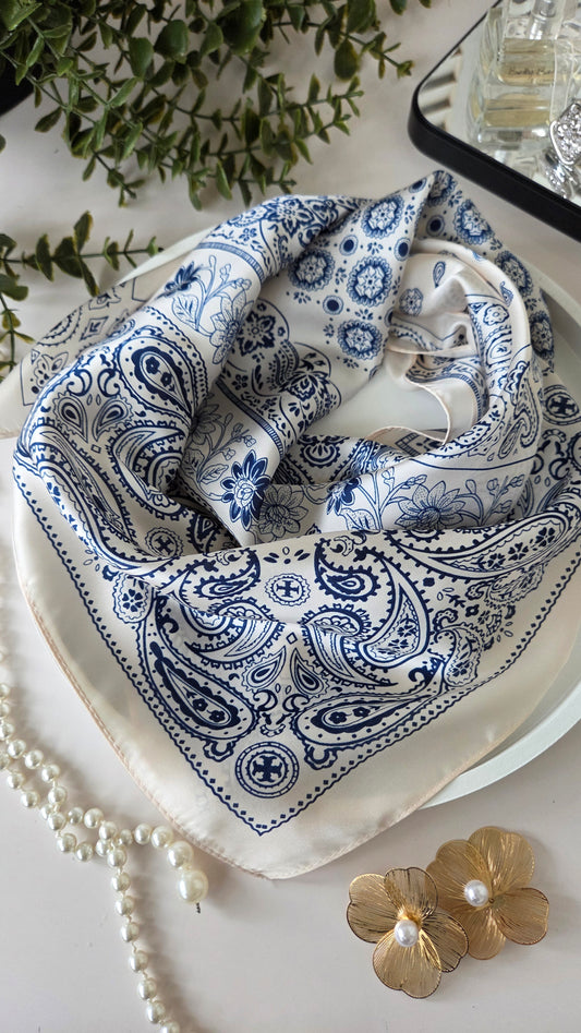 Satenska fular s plavim paisley uzorkom