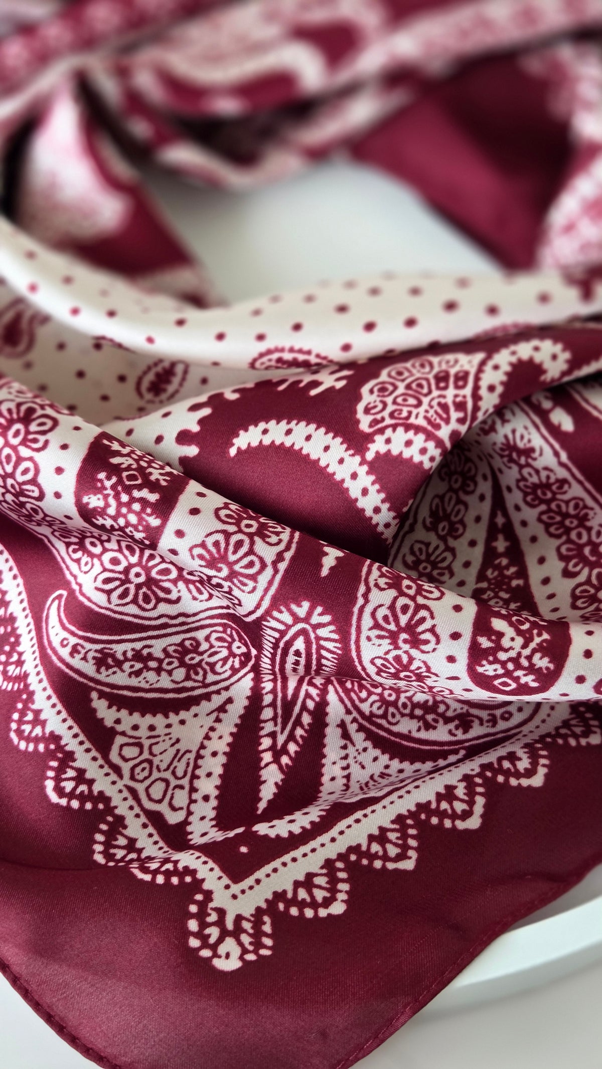 Satenska fular s bandana uzorkom