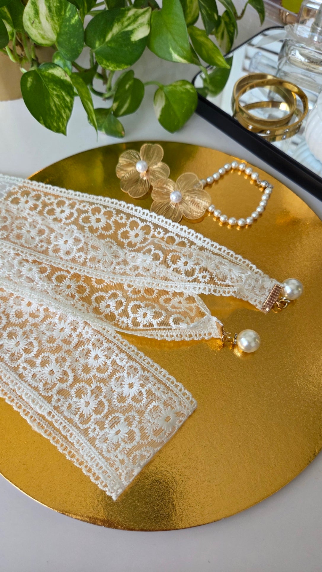 Elegantni čipkani šal s bisernim detaljima