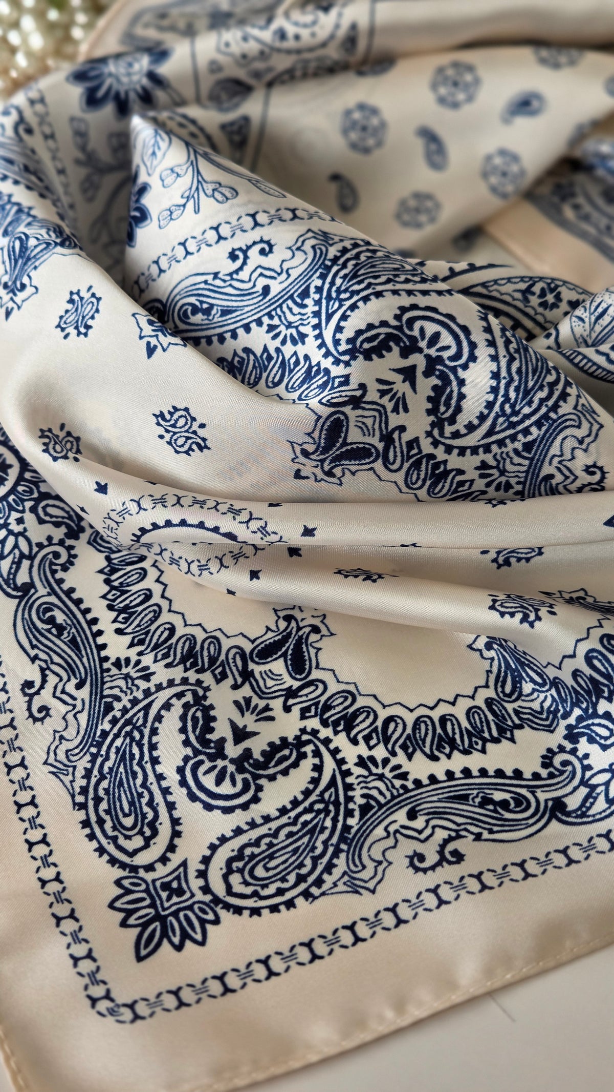 Satenska fular s plavim paisley uzorkom